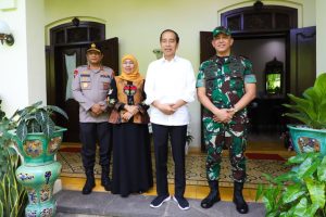 Silaturahmi Gubernur Jawa Timur Khofifah Indar Parawansa bersama Pangdam V Brawijaya Mayjen TNI Rudy Saladin dan Kapolda Jatim Irjen Pol Nanang Avianto, di kediaman Presiden ke 7 RI, Jokowi, di Jalan Kutai Utara No 1, Kelurahan Sumber, Kecamatan Banjarsari, Surakarta, Jawa Tengah. (Foto : adpim jatim)