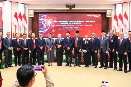 Gubernur Jatim Khofifah bersama Jajaran Direksi dan Komisaris baru BankJatim. (Foto : adpim jatim)