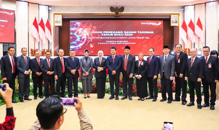 Gubernur Jatim Khofifah bersama Jajaran Direksi dan Komisaris baru BankJatim. (Foto : adpim jatim)