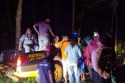 Gabungan petugas dan warga sedang mengevakuasi 2 wanita asal Surabaya yang tersesat di hutan usai ritual di Goa Anggas Wesi, Jabung, Jatirejo, Kabupaten Mojokerto. (Foto : Yani)