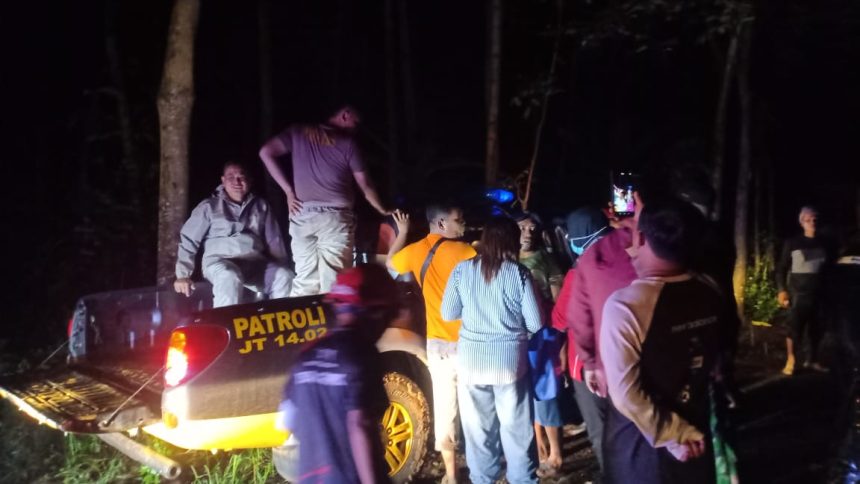 Gabungan petugas dan warga sedang mengevakuasi 2 wanita asal Surabaya yang tersesat di hutan usai ritual di Goa Anggas Wesi, Jabung, Jatirejo, Kabupaten Mojokerto. (Foto : Yani)