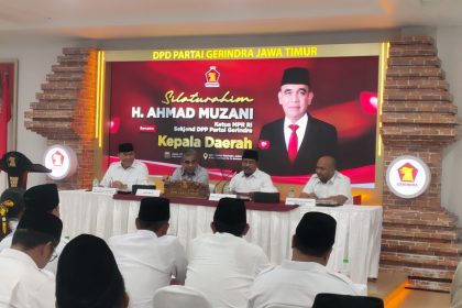 Ketua MPR RI yang juga Sekjend DPP Partai Gerindra Ahmad Muzani didampingi Ketua DPD Partai Gerindra Jatim Anwar Sadad, Ketua Dewan Penasehat DPD Gerindra Jatim Bambang Haryo saat pertemuan dengan 27 kepala daerah dan wakil kepala daerah se Jawa Timur di kantor DPD Gerindra Jatim, Jalan Gayungsari Barat, Surabaya, Senin (5/5/2025) malam. (Foto : rois/siginews)