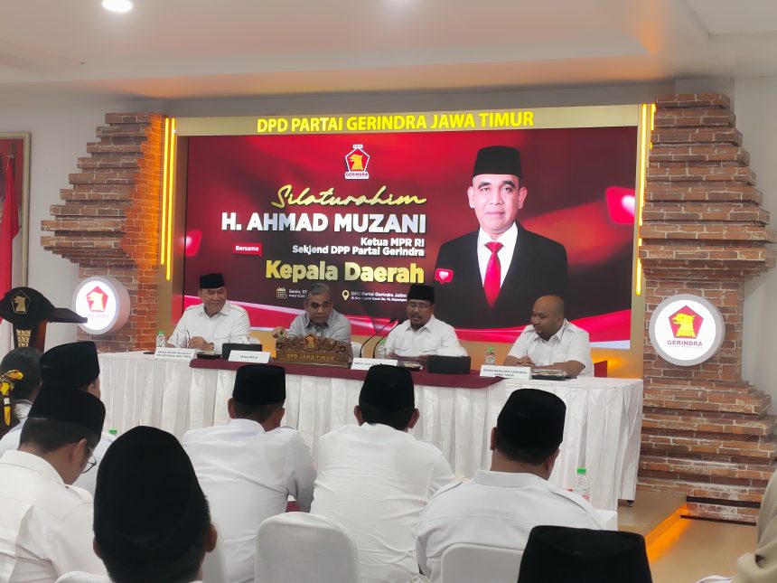 Ketua MPR RI yang juga Sekjend DPP Partai Gerindra Ahmad Muzani didampingi Ketua DPD Partai Gerindra Jatim Anwar Sadad, Ketua Dewan Penasehat DPD Gerindra Jatim Bambang Haryo saat pertemuan dengan 27 kepala daerah dan wakil kepala daerah se Jawa Timur di kantor DPD Gerindra Jatim, Jalan Gayungsari Barat, Surabaya, Senin (5/5/2025) malam. (Foto : rois/siginews)