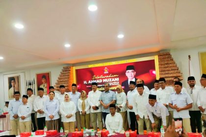 Ketua MPR RI dan juga Sekjend DPP Partai Gerindra Ahmad Muzani bareng bupati, walikota, wakil bupati, wakil walikota dari Jawa Timur di kantor Gerindra Jatim, Jalan Gayungsari Barat, Surabaya, Senin (5/5/2025). (Foto : rois/siginews)