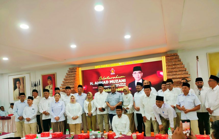 Ketua MPR RI dan juga Sekjend DPP Partai Gerindra Ahmad Muzani bareng bupati, walikota, wakil bupati, wakil walikota dari Jawa Timur di kantor Gerindra Jatim, Jalan Gayungsari Barat, Surabaya, Senin (5/5/2025). (Foto : rois/siginews)