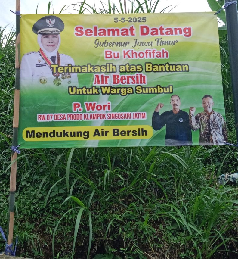 Spanduk ucapan terima kasih dari warga kepada Gubernur Jawa Timur Khofifah Indar Parawansa karena teraliri air bersih. (Foto : diharjo/siginews.com)