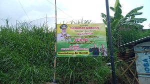 Spanduk ucapan terima kasih dari warga kepada Gubernur Jawa Timur Khofifah Indar Parawansa atas mengalirnya air bersih ke warga Desa Klampok, Kecamatan Singosari, Kabupaten Malang. (Foto : diharjo/siginews.com)