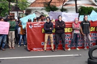 Demo dari Jaka Jatim (Jaringan Kawal Jawa Timur) desak KPK tangkap Gubernur Jatim Khofifah Indar Parawansa di depan gedung negara Grahadi. (Foto : jero)