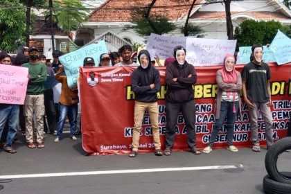Demo dari Jaka Jatim (Jaringan Kawal Jawa Timur) desak KPK tangkap Gubernur Jatim Khofifah Indar Parawansa di depan gedung negara Grahadi. (Foto : jero)