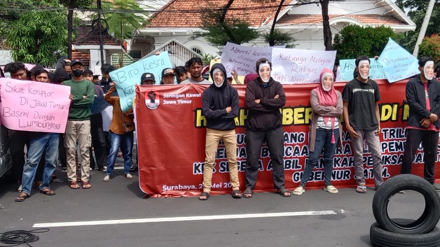 Demo dari Jaka Jatim (Jaringan Kawal Jawa Timur) desak KPK tangkap Gubernur Jatim Khofifah Indar Parawansa di depan gedung negara Grahadi. (Foto : jero)