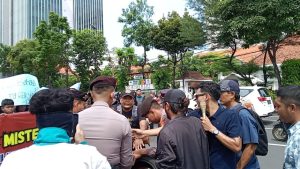 Polisi mengamankan ban bekas mobil yang hendak dibakar pendemo. (Foto : jero)