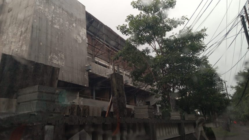 Pembongkaran kantor Dinas Perumahan Rakyat, Kawasan Permukiman dan Cipta Karya (PRKPCK) Jawa Timur Diduga melanggar prosedur. (Foto : siginews.com)