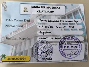 Berkas laporan dugaan korupsi pada Proyek SPAM Singosari diterima Kejaksaan Tinggi Jawa Timur. (foto : jero/siginews.com)