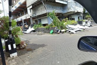 Renovasi kantor Dinas PRKPCK Jatim diduga bermasalah. (Foto : jero/siginews.com)