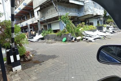 Renovasi kantor Dinas PRKPCK Jatim diduga bermasalah. (Foto : jero/siginews.com)