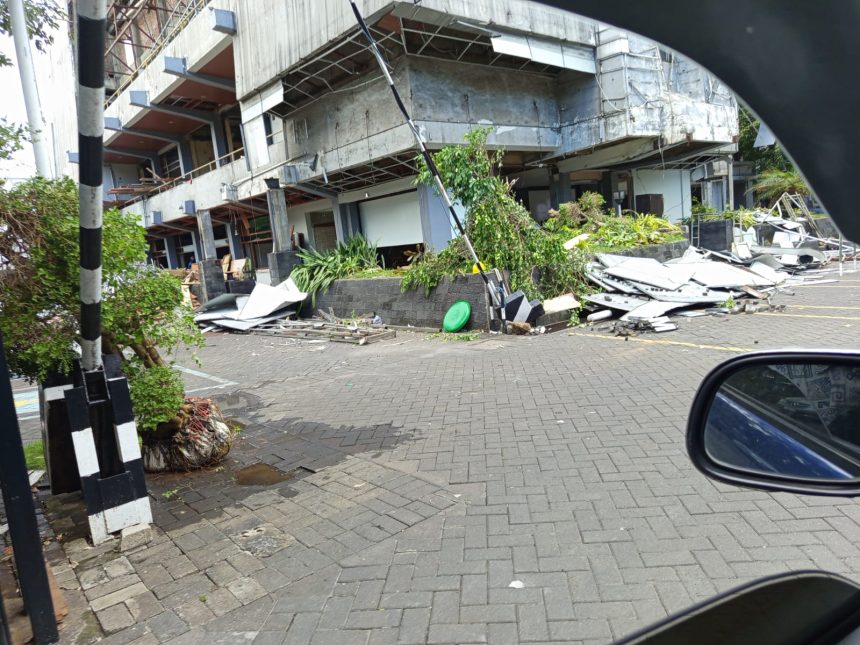 Renovasi kantor Dinas PRKPCK Jatim diduga bermasalah. (Foto : jero/siginews.com)