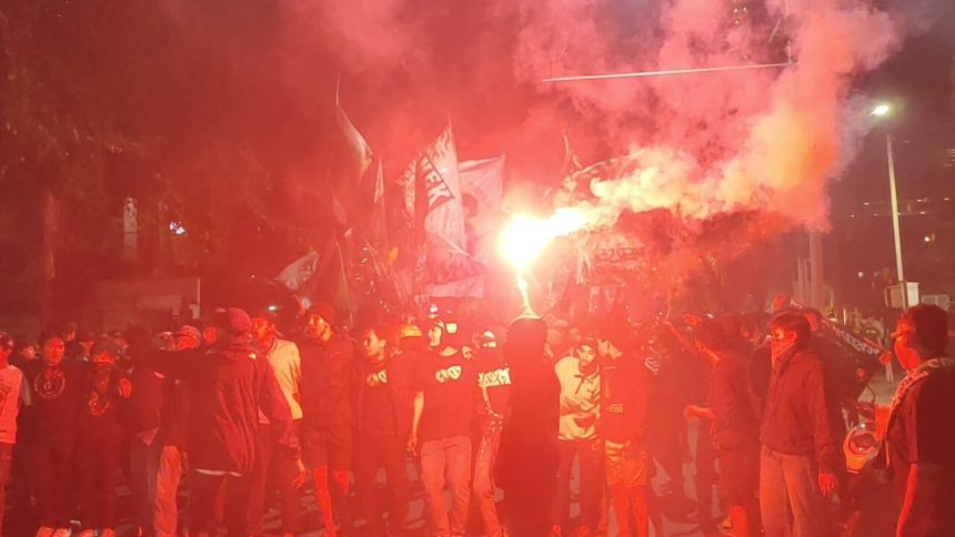 Ribuan bonek sangat antusias merayakan Anniversary Persebaya ke-98 di Kota Surabaya. (Foto-foto : jero)