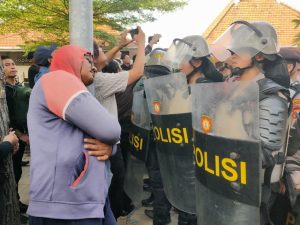 Proses eksekusi rumah di Jl Dr Soetomo 55 Surabaya, pada Kamis (19/6/2025) lalu. (Foto : jero)