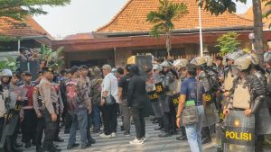 Meski dihadang massa yang sebagian mengenakan pakaian mirip ormas GRIB, LSM MAKI Jatim, Polisi berhasil mengamankan putusan eksekusi dari juru sita Pengadilan Negeri Surabaya, Kamis (19/6/2025). (Foto : jero)