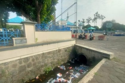 Botol bekas minuman dan sampah menumpuk di selokan depan Masjid Al Akbar Surabaya, masjid terbesar kedua di Indonesia setelah Masjid Istiqlal di Jakarta. (Foto-foto : Jero)