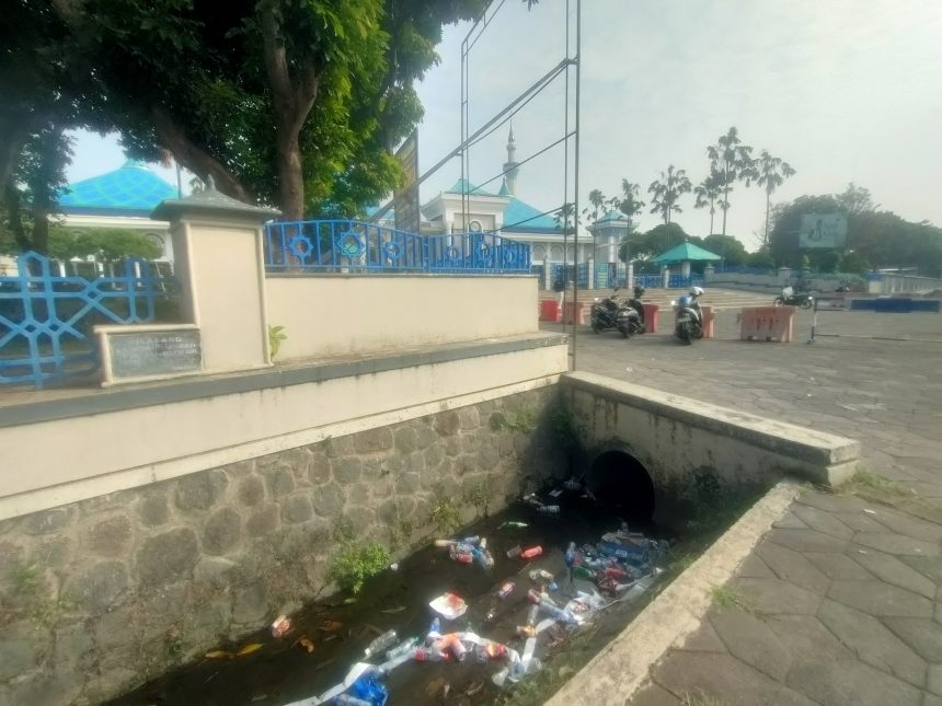 Botol bekas minuman dan sampah menumpuk di selokan depan Masjid Al Akbar Surabaya, masjid terbesar kedua di Indonesia setelah Masjid Istiqlal di Jakarta. (Foto-foto : Jero)