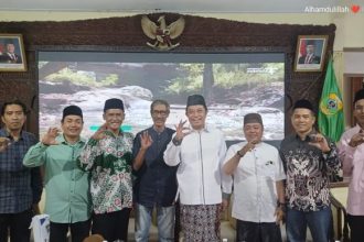 Bupati Bondowoso Ra Abdul Hamid Wahid yang juga Ketua MA IPNU Jatim bersama panitia daerah dan panitia lokal Munas ke-1 Majelis Alumni IPNU Tahun 2025 di Bondowoso. (Foto: cakimin)
