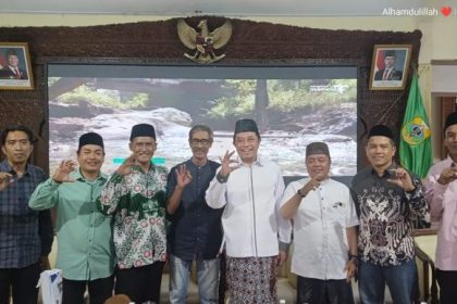 Bupati Bondowoso Ra Abdul Hamid Wahid yang juga Ketua MA IPNU Jatim bersama panitia daerah dan panitia lokal Munas ke-1 Majelis Alumni IPNU Tahun 2025 di Bondowoso. (Foto: cakimin)