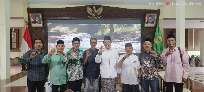 Bupati Bondowoso Ra Abdul Hamid Wahid yang juga Ketua MA IPNU Jatim bersama panitia daerah dan panitia lokal Munas ke-1 Majelis Alumni IPNU Tahun 2025 di Bondowoso. (Foto: cakimin)