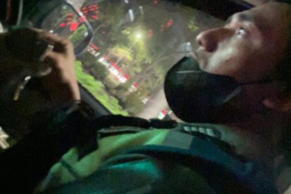 Diduga pelaku pemerasan kepada masyarakat di Surabaya yang mengenakan seragam kepolisian. (foto : dok. djumadi)