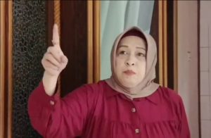 Tri Kumala Dewi mengeluhkan selama ini sudah mengeluarkan uang ratusan juta rupiah ke pengacaranya untuk memenangkan perkara, tapi kalah dan rumahnya di Jl Dr Soetomo 55 Surabaya telah dieksekusi. (Foto : screenshot video)