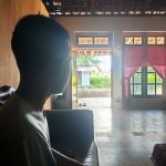 Pelajar kelas VIII MTs di wilayah Kabupaten Madiun ini mengalami trauma hingga sakit akibat kejadian percekcokan dengan nenek Sinem dengan dilempari kotoran sapi, hingga terancam masuk bui. (Foto : jero)