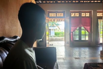 Pelajar kelas VIII MTs di wilayah Kabupaten Madiun ini mengalami trauma hingga sakit akibat kejadian percekcokan dengan nenek Sinem dengan dilempari kotoran sapi, hingga terancam masuk bui. (Foto : jero)