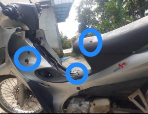 Terlihat (dalam lingkaran warna biru) teletong atau kotoran sapi menempel di sepeda motor yang dikendarai pelajar MTs yang juga aktif di Paskibra di wilayah Kabupaten Madiun. (Foto : dok. nur)
