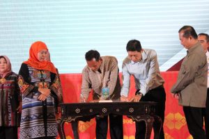 Gubernur Jatim Khofifah Indar Parawansa serta Gubernur NTB Lalu Muhammad Iqbal ikut menyaksikan MoU pelaku usaha dari kedua provinsi. (Foto : wira jatim)