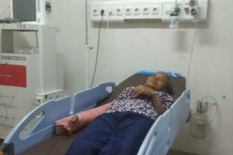 Mbah Sinem saat menjalani perawatan di rumah sakit. (Foto : dok. keluarga Sinem)