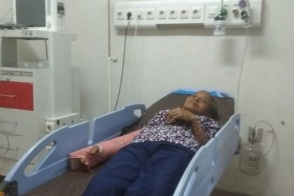 Mbah Sinem saat menjalani perawatan di rumah sakit. (Foto : dok. keluarga Sinem)