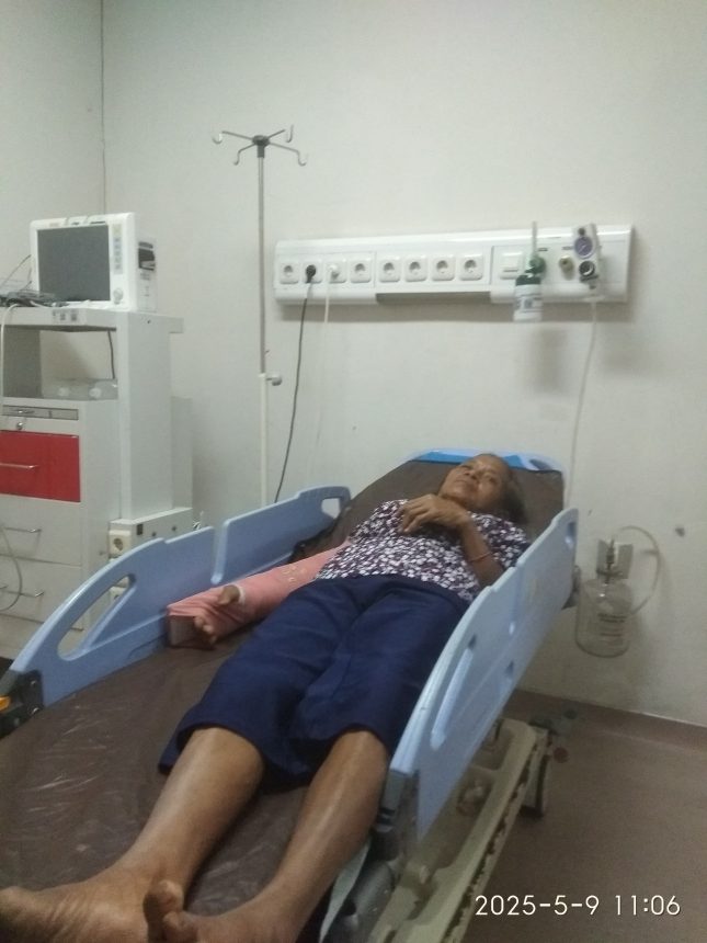 Mbah Sinem saat menjalani perawatan di rumah sakit. (Foto : dok. keluarga Sinem)