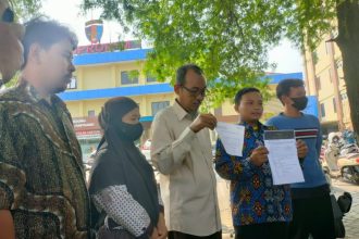 Kuasa hukum mendampingi kedua orang tua kliennya usai melaporkan Kasat Reskrim dan Kanit PPA Sat Reskrim Polres Madiun dilaporkan ke Bidang Propam Polda Jatim. (Foto : jero)