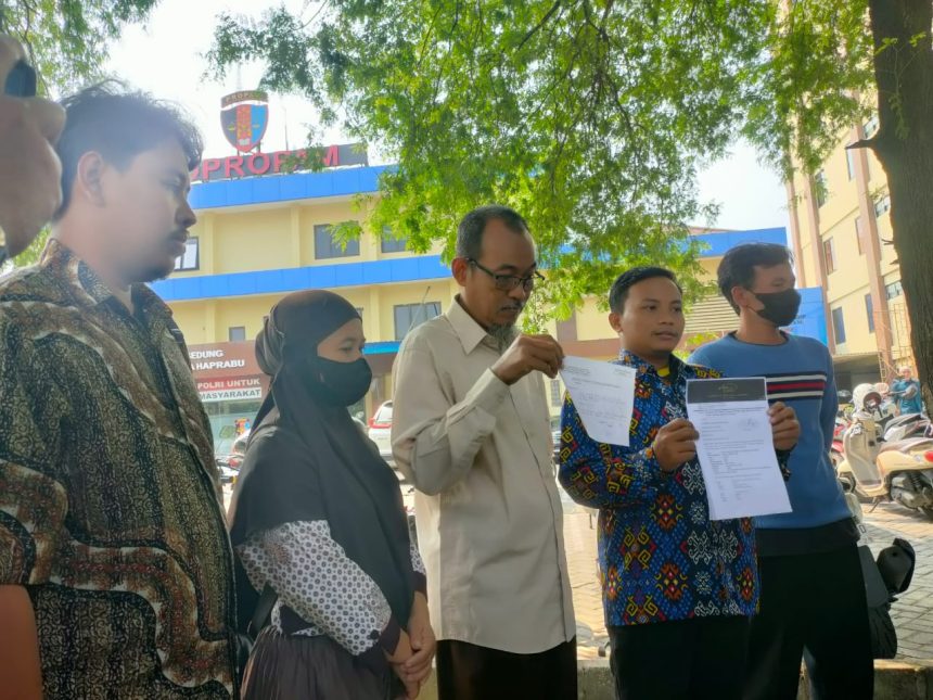 Kuasa hukum mendampingi kedua orang tua kliennya usai melaporkan Kasat Reskrim dan Kanit PPA Sat Reskrim Polres Madiun dilaporkan ke Bidang Propam Polda Jatim. (Foto : jero)