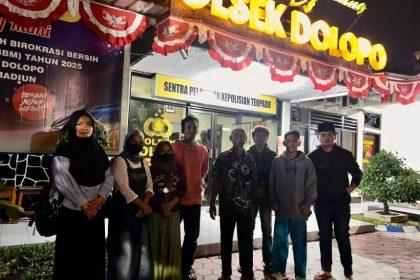 Warga korban penganiayaan dan perbuatan tidak menyenangkan yang diduga dilakukan Mbah Sinem, bersama-sama melaporkan Mbah Sinem ke polisi. (foto : hnf)