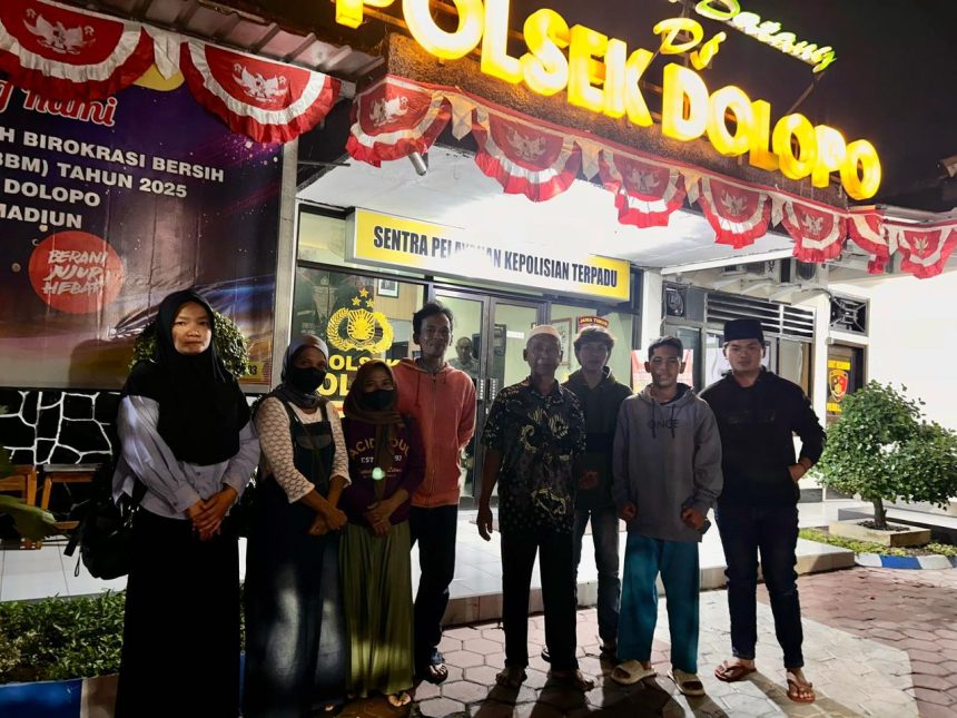 Warga korban penganiayaan dan perbuatan tidak menyenangkan yang diduga dilakukan Mbah Sinem, bersama-sama melaporkan Mbah Sinem ke polisi. (foto : hnf)