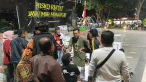Cak Sholeh (baju Koko warna hijau) inisiator aksi turunkan Gubernur Jatim Khofifah menyapa warga di depan Posko Rakyat Jawa Timur Menggugat. (foto : jero)