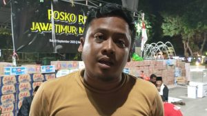 Acek Kusuma, salah satu Korlap Aksi Turunkan Gubernur Jatim Khofifah di depan Posko Rakyat Jawa Timur Menggugat. (foto : jero)
