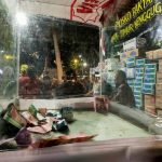 Posko Rakyat Jawa Timur Menggugat menerima donasi air mineral hingga uang untuk aksi turunkan Gubernur Jatim Khofifah Indar Parawansa pada 3 September 2025. (foto : jero).