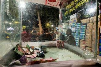 Posko Rakyat Jawa Timur Menggugat menerima donasi air mineral hingga uang untuk aksi turunkan Gubernur Jatim Khofifah Indar Parawansa pada 3 September 2025. (foto : jero).