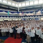 Menko Infrastruktur dan Pembangunan Kewilayahan Dr. Agus Harimurti Yudhoyono, M.Sc., M.P.A., M.A ., bersama rektorat, alumni hingga ribuan mahasiswa baru Institut Teknologi Sepuluh Nopember (ITS) Surabaya, tahun 2025, di acara Pengenalan Kehidupan Kampus ITS Surabaya di Graha Sepuluh Nopember, ITS. (Foto ; jero/siginews.com)