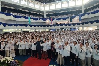 Menko Infrastruktur dan Pembangunan Kewilayahan Dr. Agus Harimurti Yudhoyono, M.Sc., M.P.A., M.A ., bersama rektorat, alumni hingga ribuan mahasiswa baru Institut Teknologi Sepuluh Nopember (ITS) Surabaya, tahun 2025, di acara Pengenalan Kehidupan Kampus ITS Surabaya di Graha Sepuluh Nopember, ITS. (Foto ; jero/siginews.com)