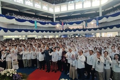 Menko Infrastruktur dan Pembangunan Kewilayahan Dr. Agus Harimurti Yudhoyono, M.Sc., M.P.A., M.A ., bersama rektorat, alumni hingga ribuan mahasiswa baru Institut Teknologi Sepuluh Nopember (ITS) Surabaya, tahun 2025, di acara Pengenalan Kehidupan Kampus ITS Surabaya di Graha Sepuluh Nopember, ITS. (Foto ; jero/siginews.com)