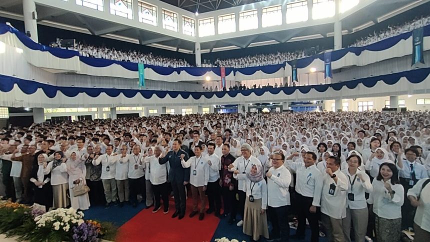 Menko Infrastruktur dan Pembangunan Kewilayahan Dr. Agus Harimurti Yudhoyono, M.Sc., M.P.A., M.A ., bersama rektorat, alumni hingga ribuan mahasiswa baru Institut Teknologi Sepuluh Nopember (ITS) Surabaya, tahun 2025, di acara Pengenalan Kehidupan Kampus ITS Surabaya di Graha Sepuluh Nopember, ITS. (Foto ; jero/siginews.com)