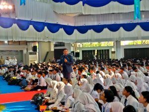 Dengan gaya khasnya, Menko AHY menyampaikan kuliah umum atau studium generale dihadapan ribuan mahasiswa baru ITS tahun 2025. (Foto : jero/siginews.com)